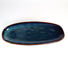 Lade das Bild in den Galerie-Viewer, Serviertellerchen aus Keramik Ø 27 cm – handbemalt, Seitenansicht im Blau-Grün-Gold-Farbspiel
