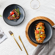 Schwarze Keramik-Speiseteller Goma Ø 25 cm, gedeckter Tisch mit Pasta und Steak, elegantes Tischarrangement