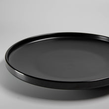 Lade das Bild in den Galerie-Viewer, Detailansicht glänzende schwarze Glasur Keramik-Speiseteller Goma
