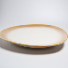 Lade das Bild in den Galerie-Viewer, Handbemalter Speiseteller „Charlotte“ Ø 26 cm – Beige-Gold, Schrägansicht

