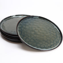 Lade das Bild in den Galerie-Viewer, Hauptansicht von zwei handbemalten Keramik Speisetellern Ø 28 cm im Blau-Grün-Gold-Design „Gothenburg“
