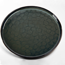 Lade das Bild in den Galerie-Viewer, Schrägansicht eines Speisetellers Ø 28 cm im handbemalten Blau-Grün-Gold-Design „Gothenburg“.
