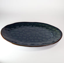 Lade das Bild in den Galerie-Viewer, Speiseteller Keramik 31 cm – Blau-Grün-Gold Speiseteller Gothenburg – Handbemalt – Schrägansicht
