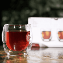 Lade das Bild in den Galerie-Viewer, Thermoglas Nizza 300 ml mit rotem Früchtetee, im Hintergrund die Verpackung
