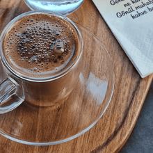 Lade das Bild in den Galerie-Viewer, Blick von oben auf das Thermoglas Triest mit türkischem Kaffee und feiner Schaumkrone

