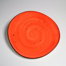 Lade das Bild in den Galerie-Viewer, Handbemalter Vorspeisenteller Ø 21 cm in Papaya-Orange, schräg fotografiert
