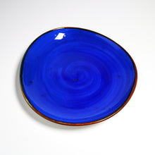 Lade das Bild in den Galerie-Viewer, Einzelteller Potosi Ocean Ø 21 cm aus Keramik – handbemalt in Blau, Schrägansicht

