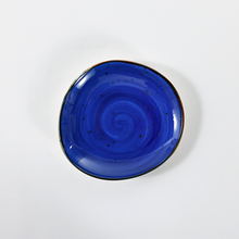 Lade das Bild in den Galerie-Viewer, Vorspeisenteller Ø 21 cm Keramik – Potosi Ocean Blau mit Gericht serviert

