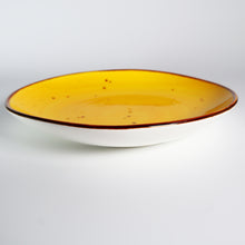 Lade das Bild in den Galerie-Viewer, Schrägansicht Vorspeisenteller Ø 21 cm – Sonnengelb, handbemalt
