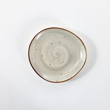 Lade das Bild in den Galerie-Viewer, Rückansicht Vorspeisenteller „Potosi Creme“ Ø 21 cm – handbemalte cremefarbene Keramik mit braunem Rand
